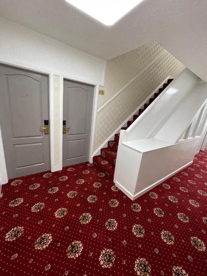 Oyo Queens Hotel, Hotel